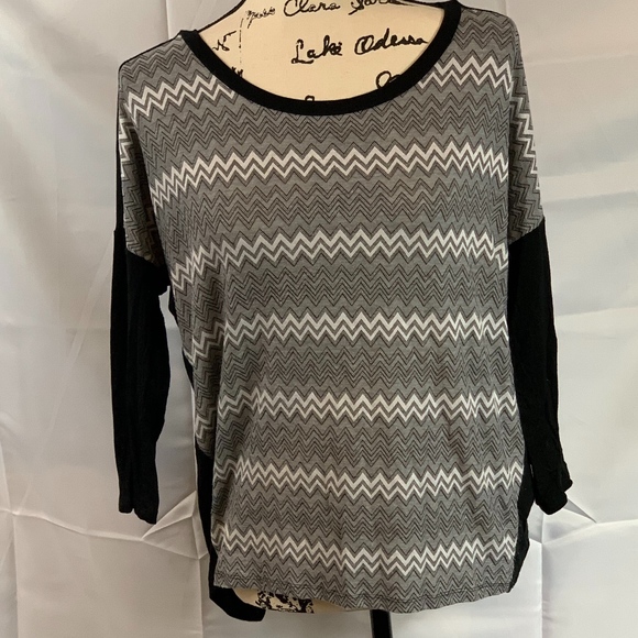 Contemporary Style Signature Studio Tops - Black and White Design Front 3/4 Sleeve Round Neck
